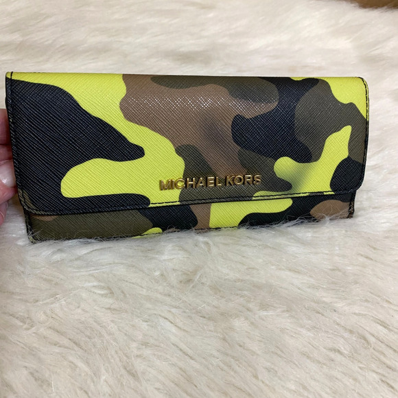 MICHAEL KORS Green/Black/Acid Yellow Camouflage CAMO Envelope Snap Wallet - Picture 5 of 16
